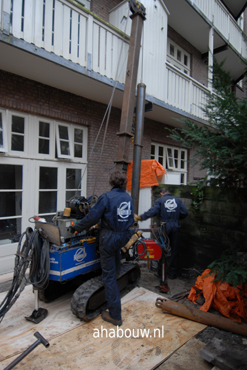 Heiwerk aanbouw. Heien. Heien op lokatie. Heipaal